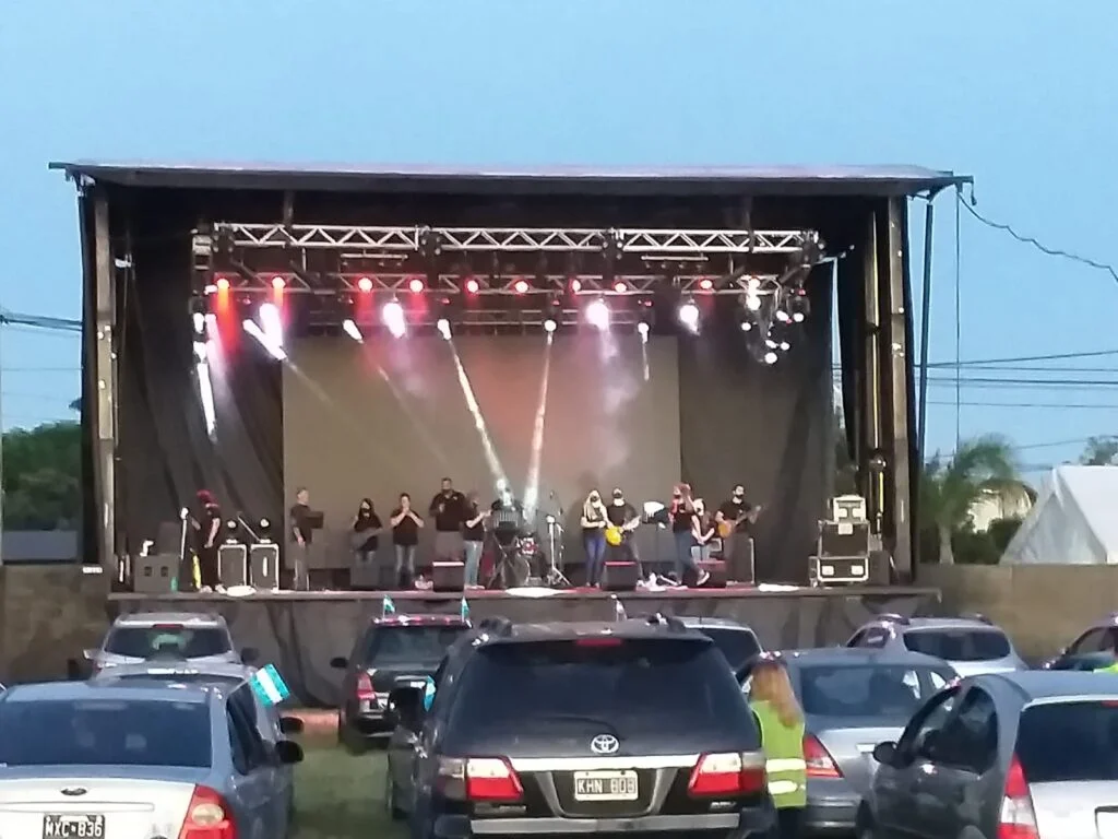 Escenario para recital con banda en vivo, sonido e iluminacion, por Eventos Eiffel