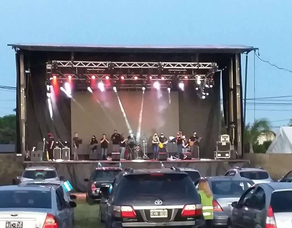 Escenario para recital con banda en vivo, sonido e iluminacion, por Eventos Eiffel
