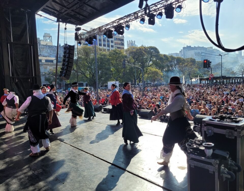 Escenario con espectaculo en vivo y gran publico montado por Eventos Eiffel