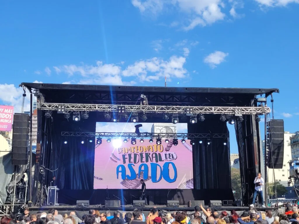 Escenario techado montado por Eventos Eiffel para un festival al aire libre en Buenos Aires