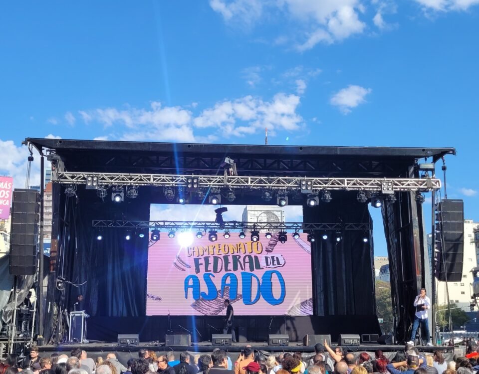 Escenario techado montado por Eventos Eiffel para un festival al aire libre en Buenos Aires
