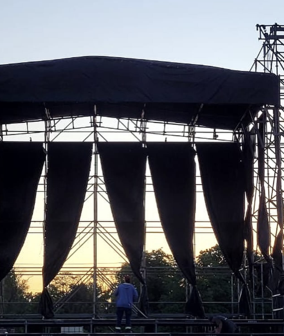 Escenario con techo levadizo: 13 m de boca, 9 m de profundidad y 10 m de altura 2 Escenario Eventos Eiffel — producción en Buenos Aires