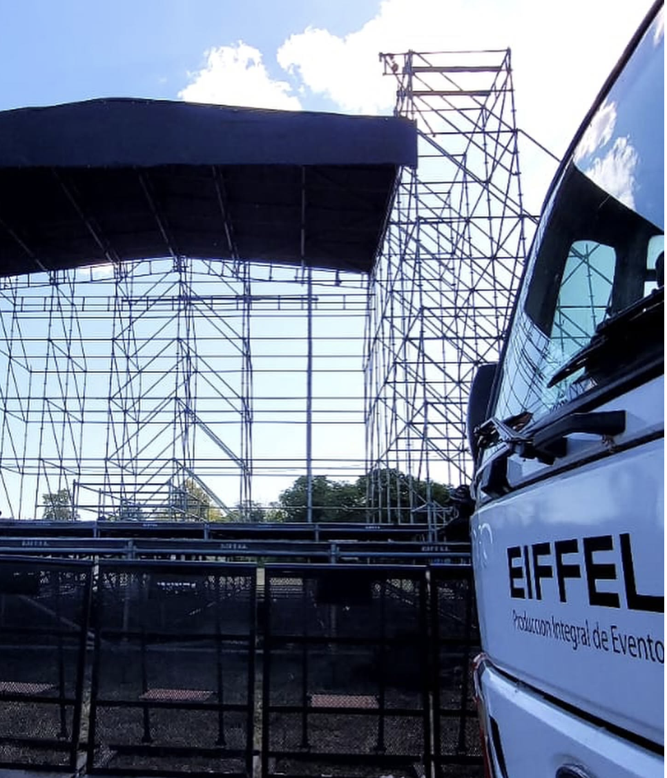 Escenario con techo levadizo: 13 m de boca, 9 m de profundidad y 10 m de altura 3 Escenario Eventos Eiffel — producción en Buenos Aires