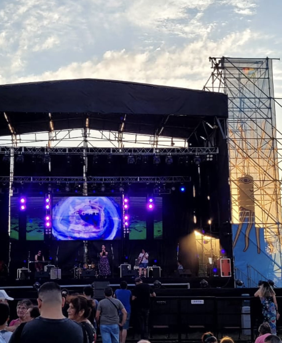 Escenario con techo levadizo: 13 m de boca, 9 m de profundidad y 10 m de altura 4 Escenario Eventos Eiffel — producción en Buenos Aires
