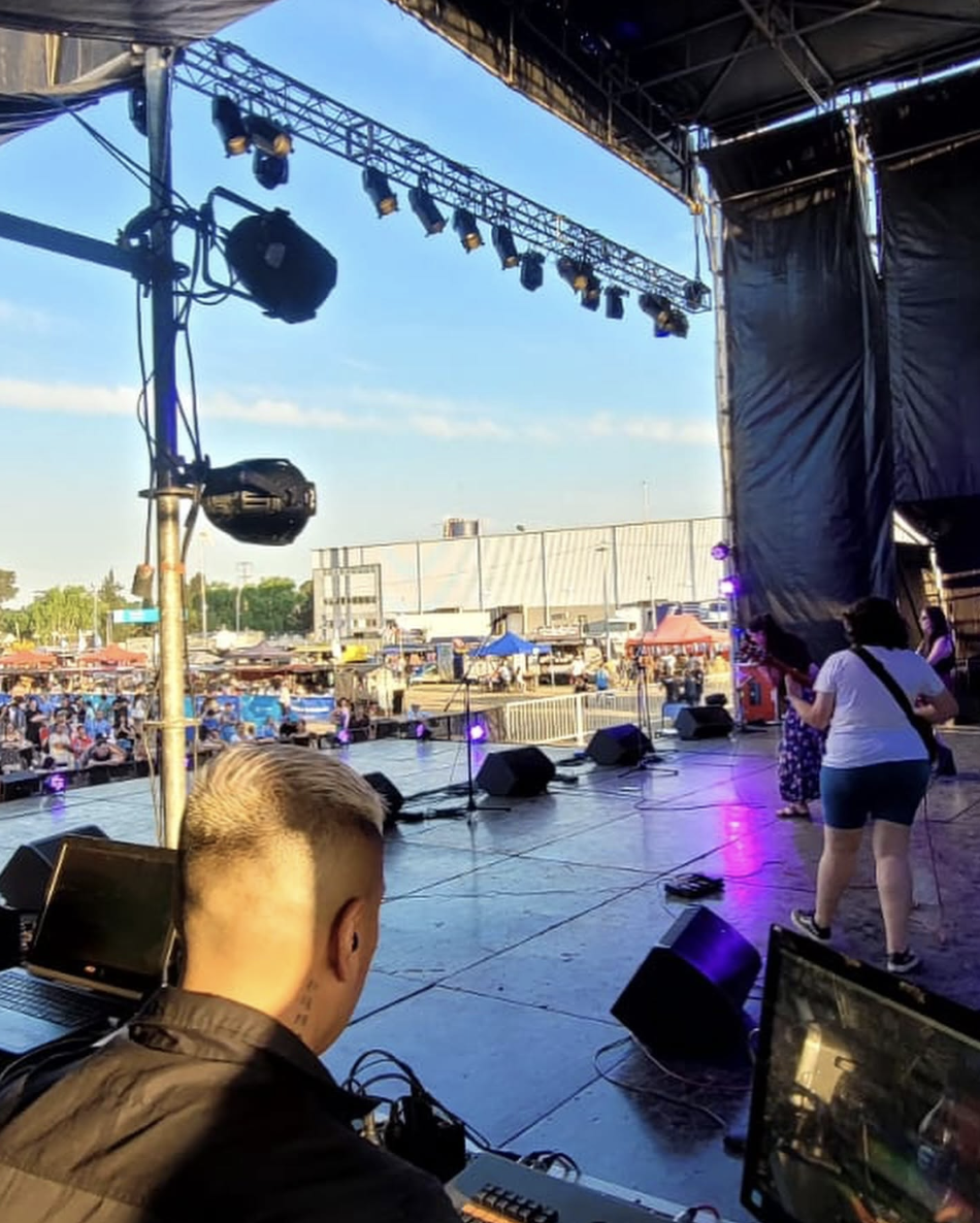 Escenario con techo levadizo: 13 m de boca, 9 m de profundidad y 10 m de altura 5 Escenario Eventos Eiffel — producción en Buenos Aires