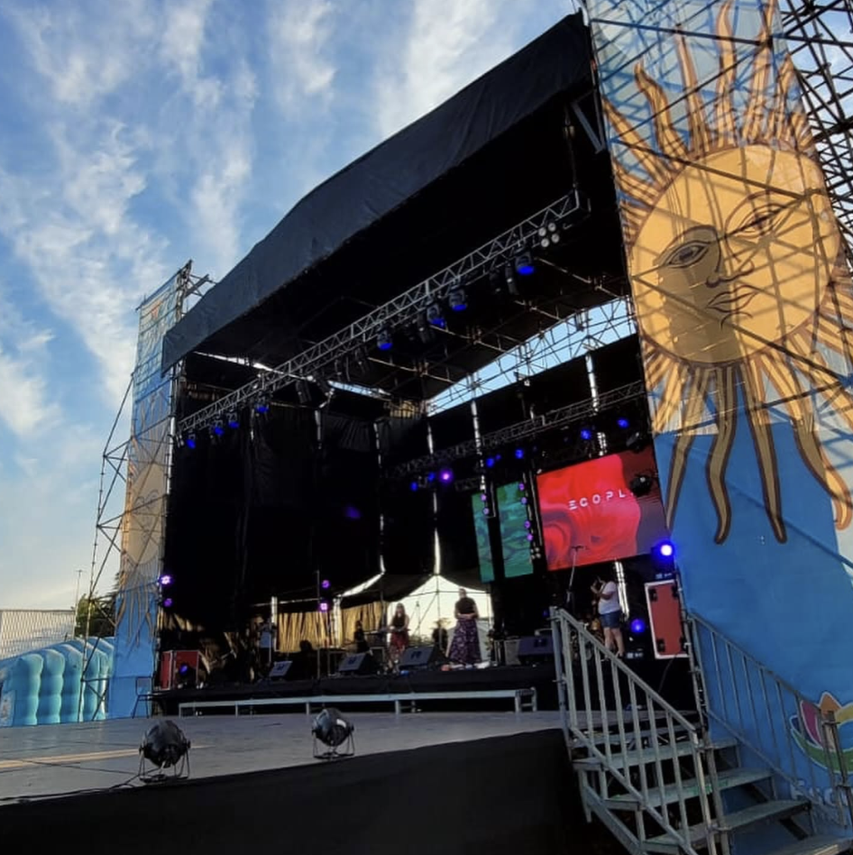Escenario con techo levadizo: 13 m de boca, 9 m de profundidad y 10 m de altura 6 Escenario Eventos Eiffel — producción en Buenos Aires