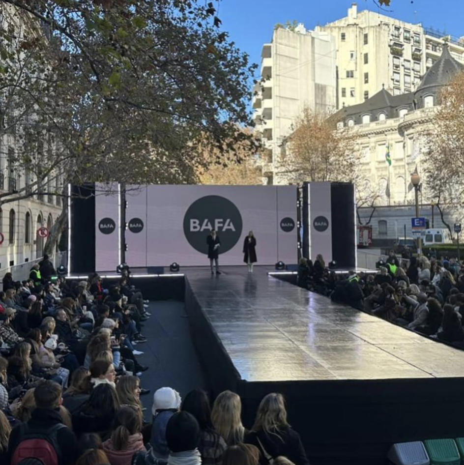 Pasarela de 30 metros para BAFA en Recoleta, sobre la Avenida Alvear 3 Producción Eventos Eiffel