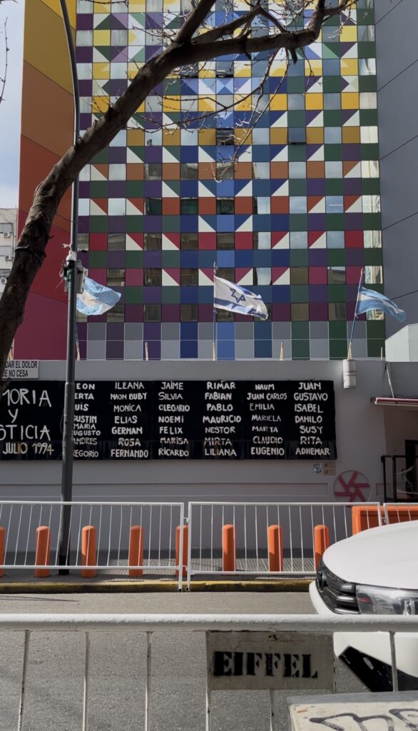Vallado de seguridad de Eventos Eiffel frente a la sede de la AMIA — alquiler de vallas para el acto por el 32° aniversario