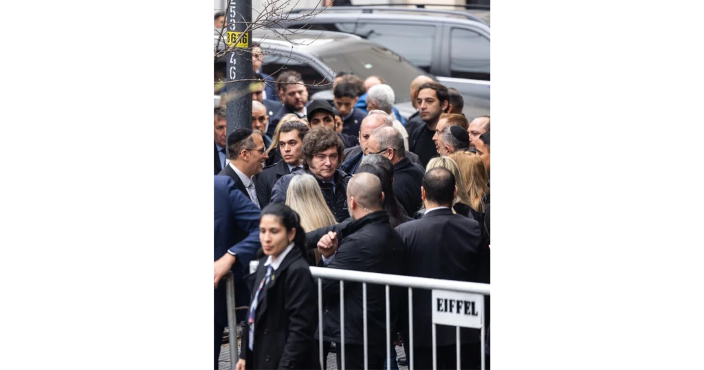El presidente Javier Milei junto al vallado de seguridad de Eventos Eiffel en el acto por el 32° aniversario del atentado a la AMIA — alquiler de vallas