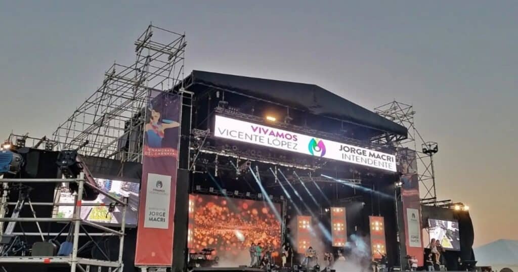 Escenarios para eventos masivos: montajes de Eventos Eiffel 1 Escenario de gran porte con techo para un evento municipal masivo, montado por Eventos Eiffel