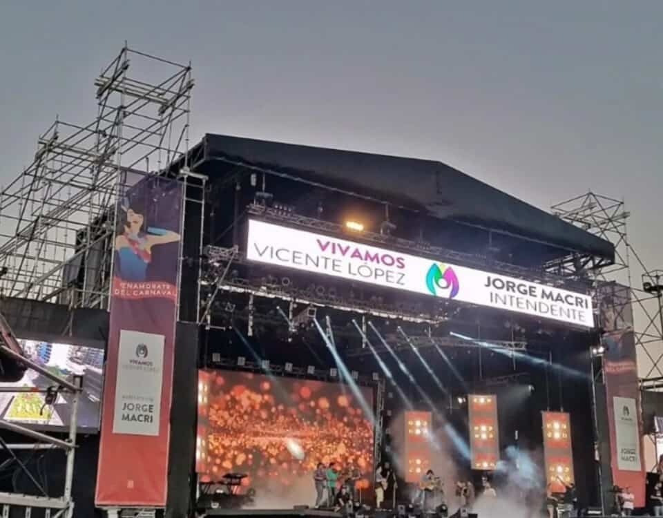Escenario de gran porte con techo para un evento municipal masivo, montado por Eventos Eiffel