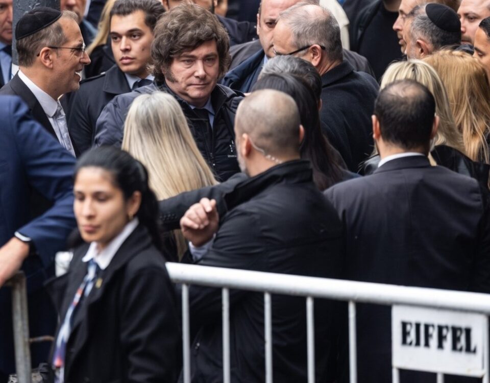 El presidente Javier Milei junto al vallado de seguridad de Eventos Eiffel en el acto por el 32° aniversario del atentado a la AMIA — alquiler de vallas